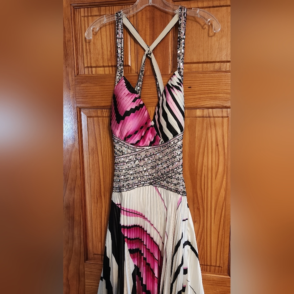 CHICAS GOWN - Picture 2 of 6